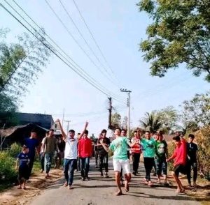 ছবি চিত্র মাটিরাঙ্গায় আজম পাড়া ঊজেবং যুব সমাজের দল।