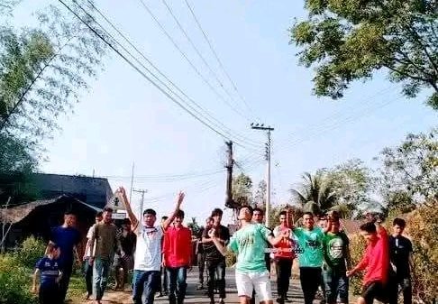 ছবি চিত্র মাটিরাঙ্গায় আজম পাড়া ঊজেবং যুব সমাজের দল।